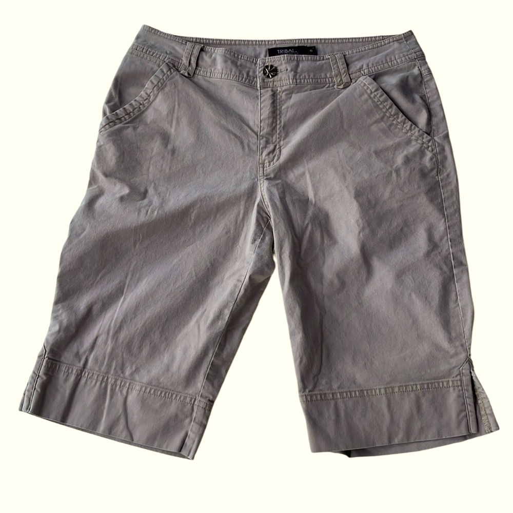 TRIBAL WOMENS BERMUDA TAN STRETCHY SHORTS WITH BLING ON POCKETS SIZE 6